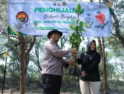 HUT Humas Polri Ke-72, Bidhumas Polda Jatim dan Jajaran Tanam Ribuan Bibit Mangrove Minimalisir Abrasi