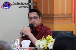 Imigrasi Denpasar Tindaklanjuti Soal Bule Meditasi Bugil di Depan Pelinggih