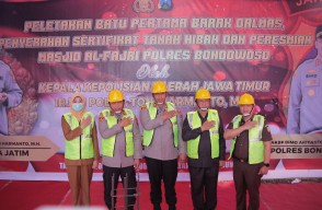 Letakan Batu Pertama Bangun Barak Dalmas, Kapolda Jatim Apresiasi Sinergitas Forkopimda Bondowoso