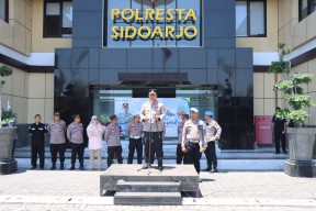 Sambut HUT Humas Polri Ke-72, Polresta Sidoarjo Berikan Bantuan Air Bersih