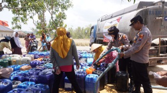 Peringati HUT Humas Polri ke-72, Polres Bangkalan Gelar Aksi Sosial, Bantu Warga Distribusikan Air Bersih