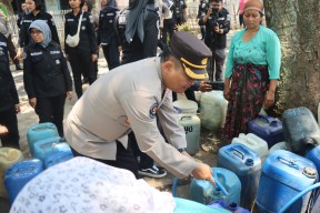 Sambut HUT Humas Polri ke – 72 Bidhumas Polda Jatim dan Jajaran Salurkan 624 Ribu Liter Air Bersih untuk Warga
