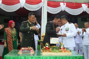Sinergitas TNI-Polri, Polres Bangkalan Beri 'Suprise' HUT TNI ke-78 di Makodim Bangkalan