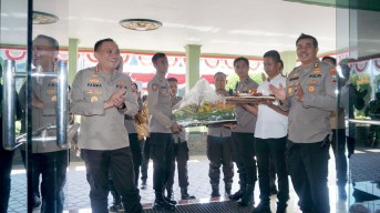 HUT TNI ke-78, Kapolrestabes Surabaya Beri Kejutan ke Markas Korem 084/BJ