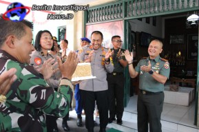 Perkuat Sinergisitas Jaga Kamtibmas Diwilayah, Kapolres Tabanan Berikan Surprise HUT TNI Kepada Dandim Tabanan