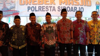 Jum'at Curhat Polresta Sidoarjo Adakan Kegiatan Grebeg Masjid dan Bakti Sosial Kesehatan