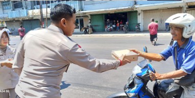 Kapolsek Simokerto Gelar Jum’at Berkah Bagikan 100 Nasi Kotak Kepada Tukang Becak dan Warga Sekitar
