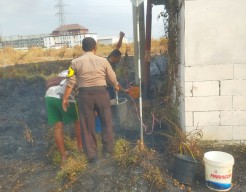 Bhabinkamtibmas Desa Tambak Kalisogo Berupaya Padamkan Kebakaran Lahan