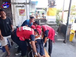 Seorang Warga Tiba-tiba Terkulai Lemas Polisi Banjar Tegal Wangi Datangi Lokasi Kejadian