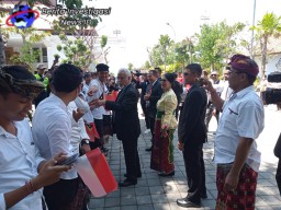 PM Timor Leste Xanana Gusmao Disambut Hangat Anak-Anak SMPN 2 Kuta