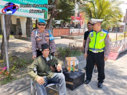 Personil Polsek Benoa Berikan Pelayanan Prima Terhadap Penumpang Kapal