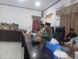 Desak Pembangunan Keraton, Puluhan Warga Perundohan Kerajaan Simpang Datangi Kantor DPRD Kayong Utara