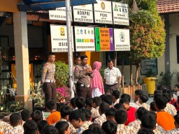 Tindak Lanjut Laka Lantas yang Libatkan Pelajar, Polantas Sosialisasi Bahaya Balap Liar di SMPN 25 Surabaya