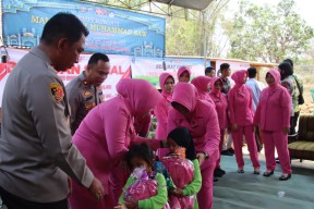 Sekolah Semi Permanen, Kapolres Bangkalan Bersama Bhayangkari Beri Bantuan Alat Tulis Untuk Siswa SDN Lerpak 1 Geger