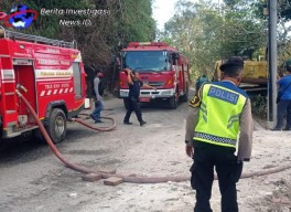 Polres Tabanan Bersama PMK, Berjibako Padamkan Kebakaran TPA Mandung Kerambitan