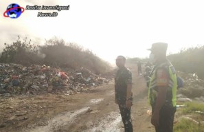 Gabungan TNI-POLRI dan PMK Denpasar Berupaya Padamkan Api di TPA Suwung