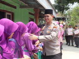 Pengasuh Ponpes Ainun Ulum Apresiasi Kepedulian Polres Ponorogo Kepada Para Santri dan Warga Pulung