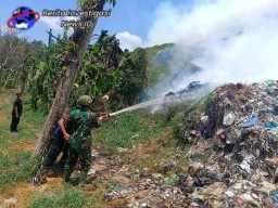 Kodim Tabanan Kerahkan Personil Bantu Padamkan Kobaran Api di TPA Mandung