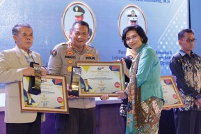 Irjen Pol Dr Toni Harmanto Raih Penghargaan Inisiator Komitmen Tertinggi Pemulihan Dampak Pandemi Covid-19