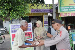 Jum’at Berkah : Polres Nganjuk Bagikan Puluhan Bungkus Sarapan Pagi Untuk Tukang Becak dan Pedagang Asongan