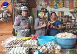 Pengunjung Pasar Sudamertha Dapat Sosialisasi Aplikasi PBH Dari Kapolsek Densel