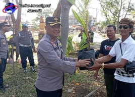 Penghijauan Sejak Dini Polsek Denpasar Barat Ajak Masyarakat Tanam Pohon