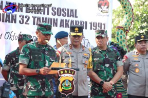 Baksos Akabri 91, Pangdam IX Udayana dan Kapolda Bali Lepas Rangkaian Kendaraan Pengangkut 5000 Sembako