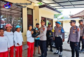 Polsek Kuta Salurkan Bantuan Paket Sembako AKABRI '91 Bagi Warga Yang Berhak