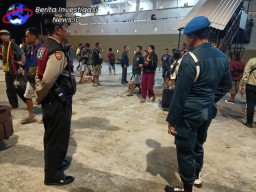Blue light Patrol Polsek Benoa Berikan Pelayanan Tehadap Penumpang Kapal