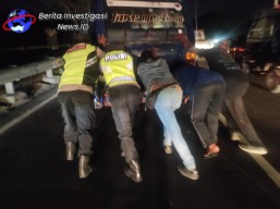 Mobil Mogok Ditengah Jalan Dievakuasi Blue Light Patrol Polsek Kutsel