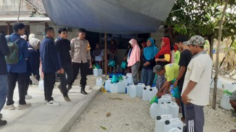 Peringati Sumpah Pemuda, Polsek Jatikalen dan STKIP PGRI Nganjuk Lakukan Aksi Sosial Bantu Air Minum dan Sembako Untuk 23 KK Dukuh Kedungringin