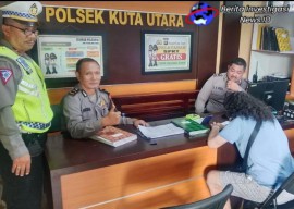 Pelayanan Prima: "Polsek Denbar Antarkan WNA Kehilangan Barang Ke Polsek Kuta Utara"