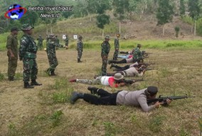 Sinergisitas Kapolsek Melaya dan Kodim 1617 Jembrana dalam Latihan Menembak
