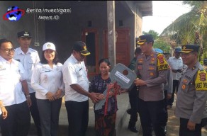 Kapolres Serahkan Kunci kepada Made Arini Untuk Menempati Rumah Layak Huni