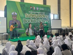 Safety Riding Back To School Bersama Grab di SMAN 5 Surabaya
