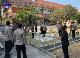 Puluhan Personil Polres Bandara Ngurah Rai “Ngayah” Jelang Piodalan