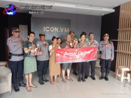 Kapolsek Densel Gelar Jumat Curhat Dengan Pekerja Bali Ratu Pie Susu &amp; Pia
