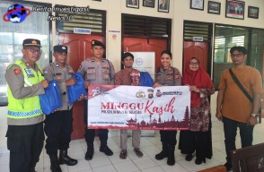 Jalin Silaturahmi Melalui Program Minggu Kasih Polsek Densel Bagikan Sembako