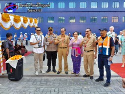Ribuan Wisatawan Asing Padati Pelabuhan Polsek Benoa Berikan Pelayanan
