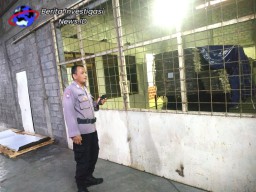 Pengamanan Polresta Denpasar di Gudang Logistik KPU Kabupaten Badung