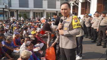 Pupuk Kebersamaan Bersama Abang Becak, Kapolrestabes Surabaya Ajak Sarapan Pagi dan Bagikan Paket Sembako