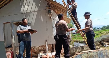 Aksi Polisi di Jember Sulap Gubuk Seorang Nenek Jadi Rumah Layak Huni