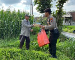 Jumat Curhat Polres Blitar Patroli Sambang Warga Sambil Berbagi Nasi Kotak