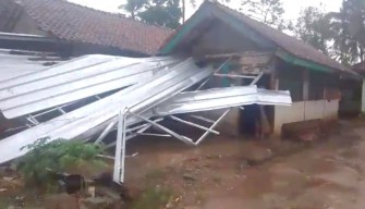 Angin Puting Beliung Robohkan Atap Rumah Seorang Wartawan di Pringsewu Lampung