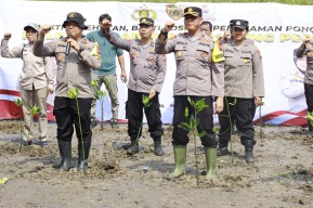 Dalam Rangka Rakorbin SDM dan HUT KORPRI 2023 Polres Tanjung Perak Tanam Ratusan Pohon Mangrove