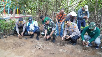 Dalam Rangka Polri Melestarikan Lingkungan, SDM Polrestabes Surabaya Tanam Ratusan Pohon Mangrove