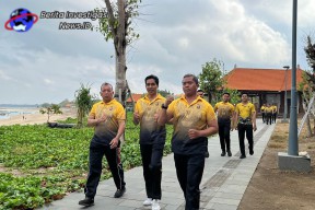 Olahraga Pagi Personil Polres Bandara Ngurah Rai Susuri Pantai Sekeh Kuta