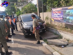 Polsek Densel dan Tim Gabungan Tertibkan Mobil Parkir Sembarangan