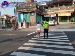 Berbuat Kebaikan, Petugas Polsek Mengwi Bantu Warga Di Zebra Cross
