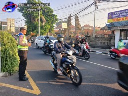 PH Pagi Personil Polsek Mengwi Lancarkan Arus Lalulintas
